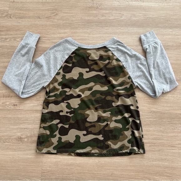 Zoe + Liv Camouflage Print Raglan Long Sleeve Knit T-Shirt Green Gray Size S - Picture 3 of 4